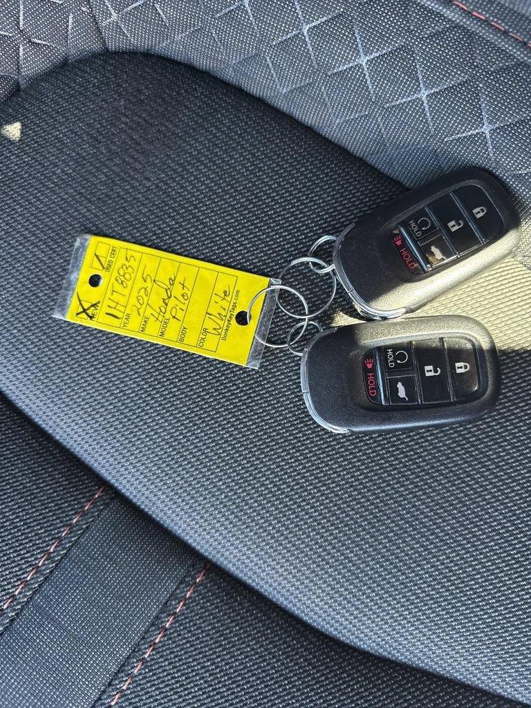 Used 2025 Honda Pilot Sport image 32