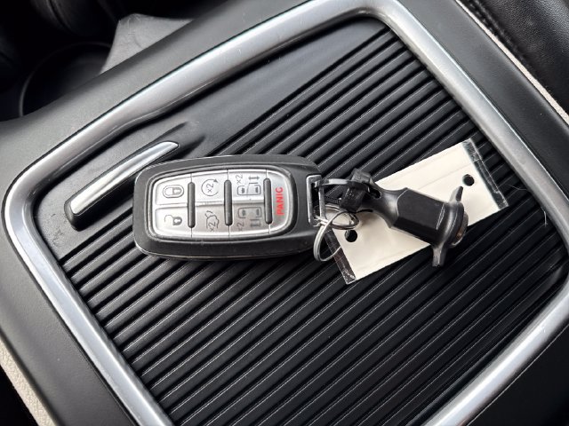 Used 2024 Chrysler Pacifica Limited FWD image 30