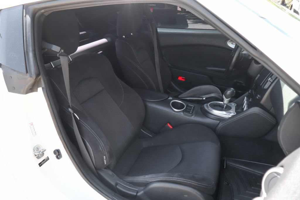 Used 2017 Nissan 370Z Coupe RWD image 32