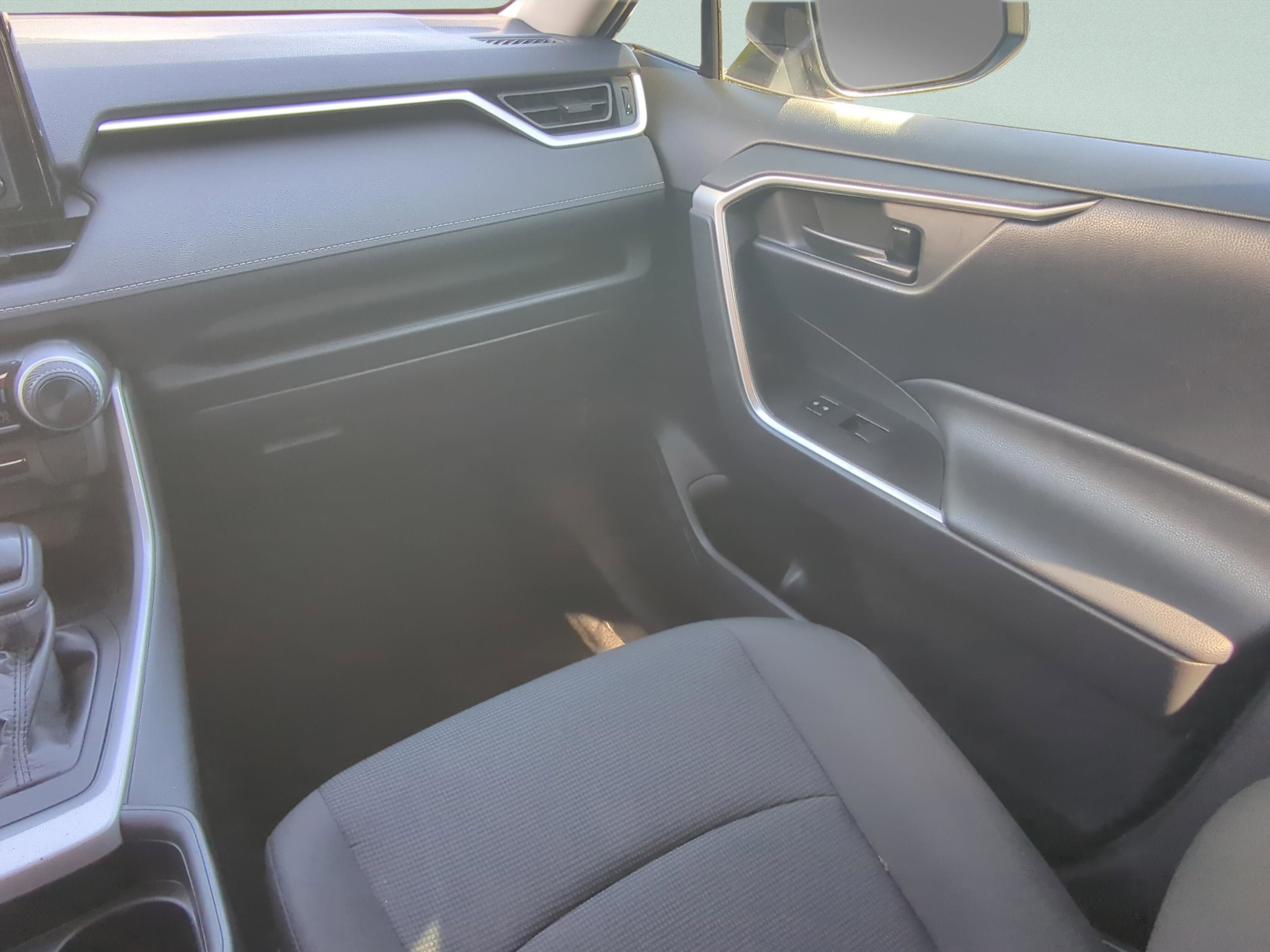 Used 2020 Toyota RAV4 LE image 15