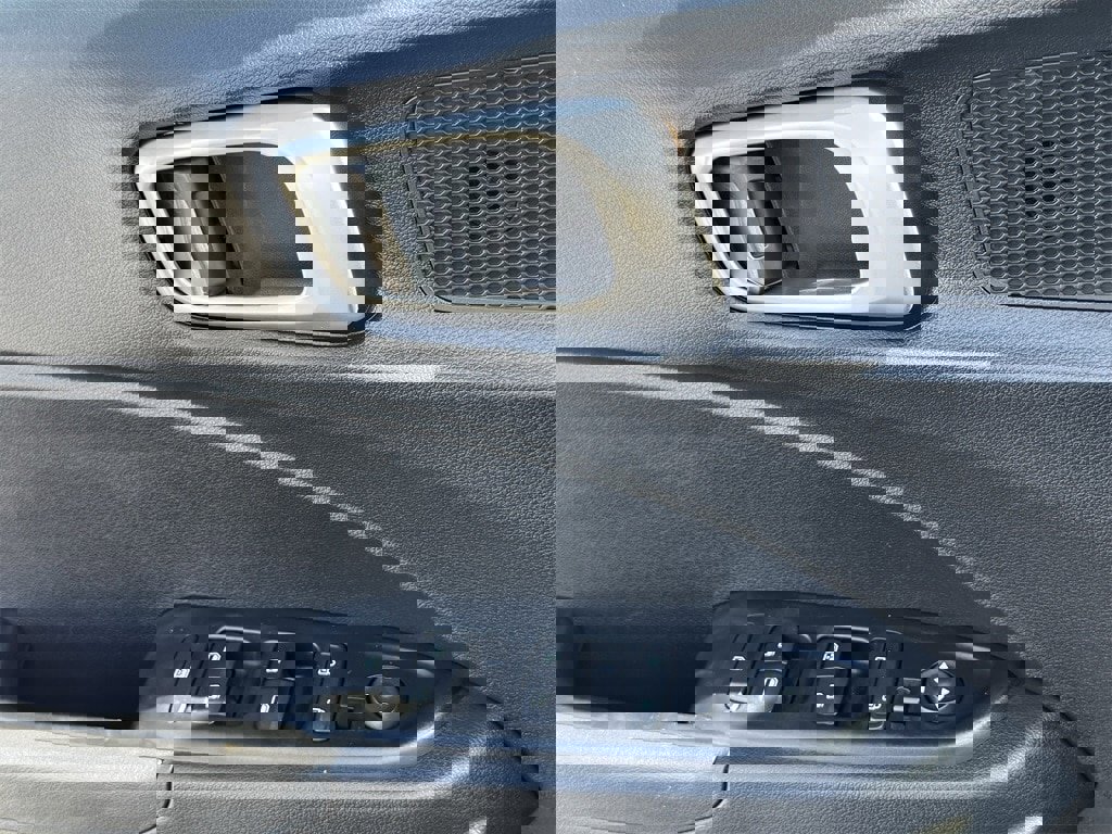 Used 2025 Hyundai Venue SEL image 25