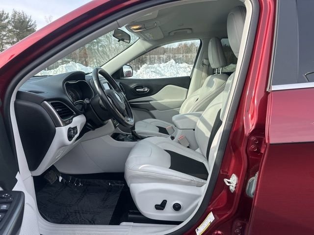 Used 2020 Jeep Cherokee Latitude Plus w/ Cold Weather Group AWD/4WD image 24
