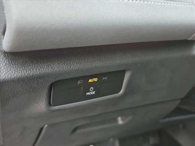 Used 2025 Volkswagen Tiguan SE image 8