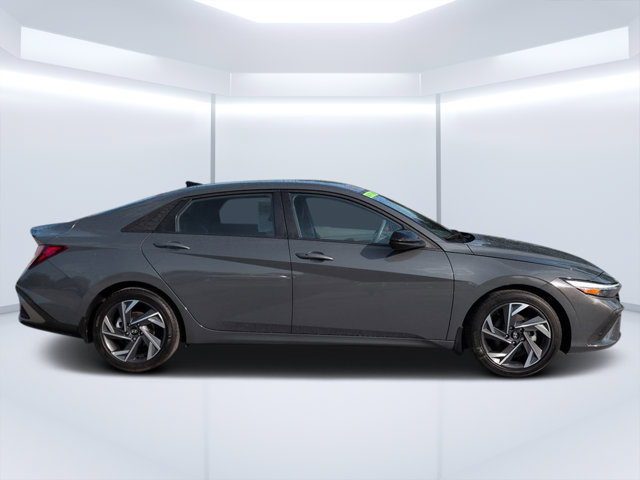 Used 2025 Hyundai Elantra Sport FWD image 2
