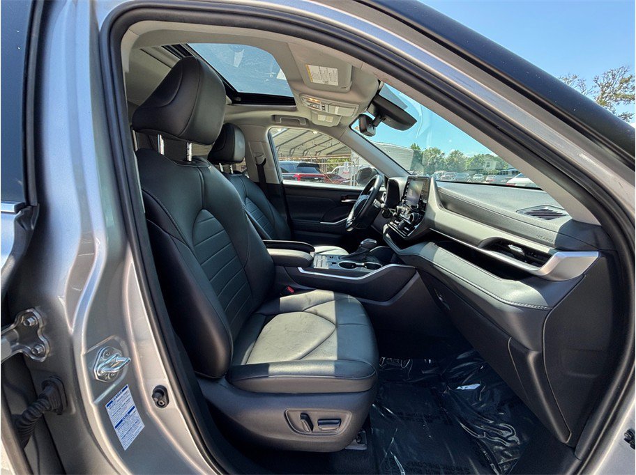 Used 2021 Toyota Highlander XLE AWD/4WD image 45