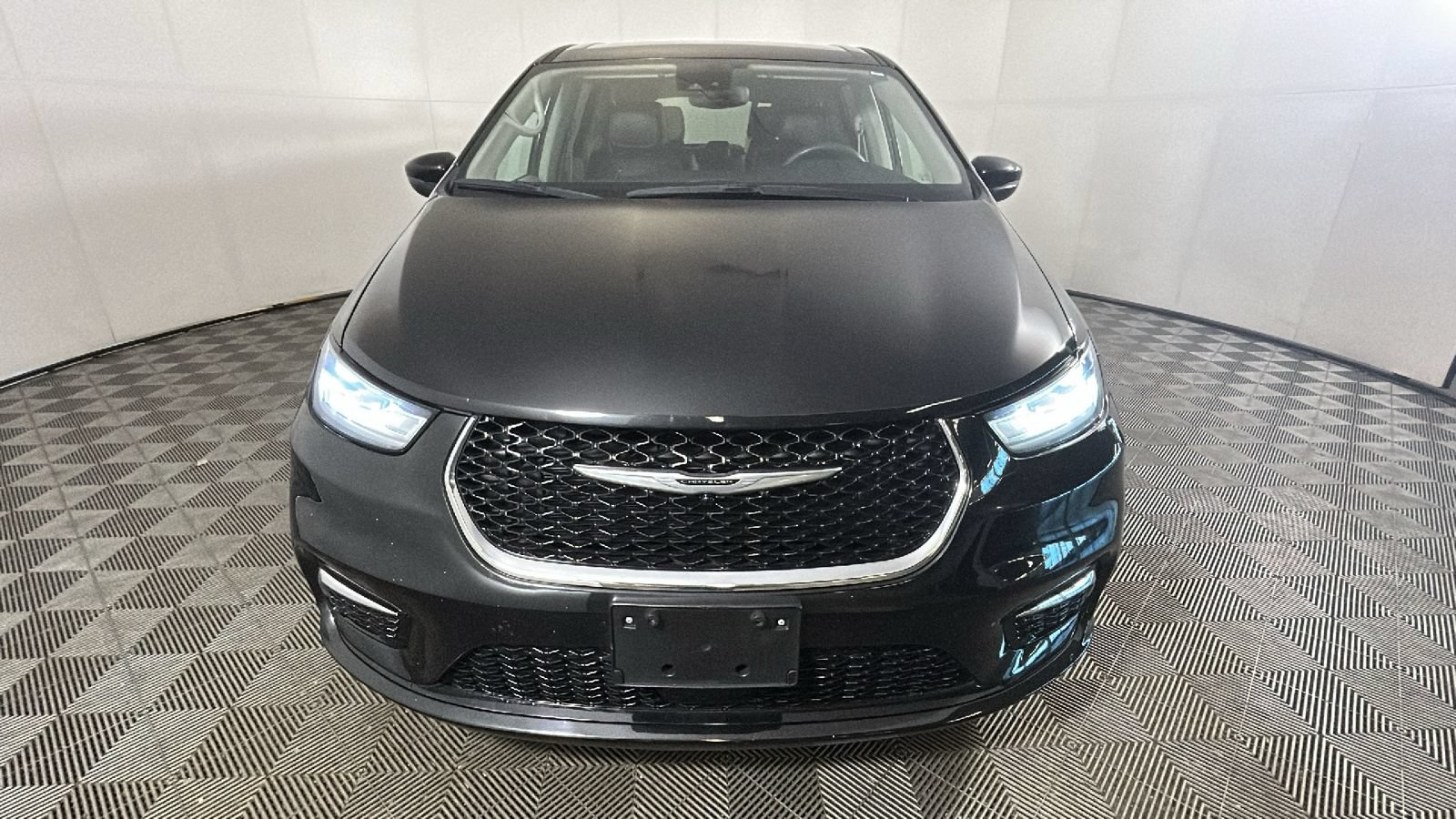 Used 2023 Chrysler Pacifica Touring-L FWD image 8