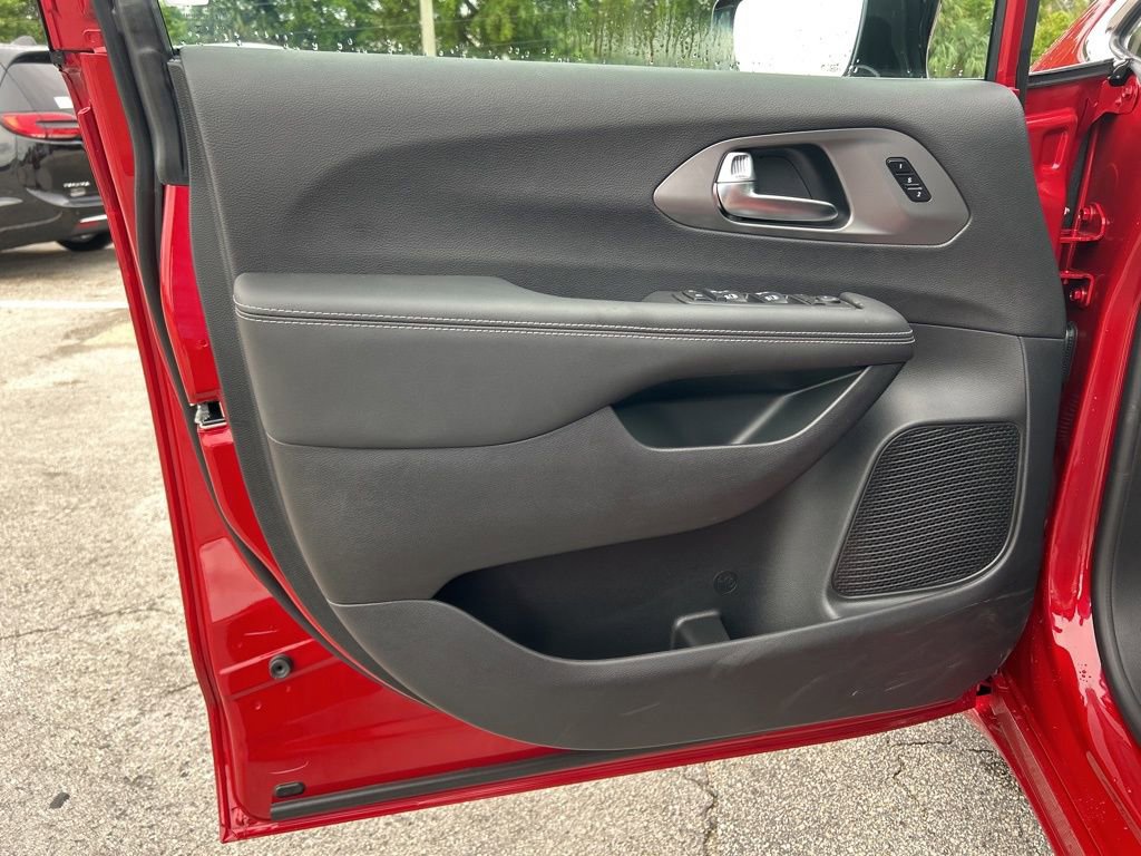 New 2026 Chrysler Pacifica Select image 35