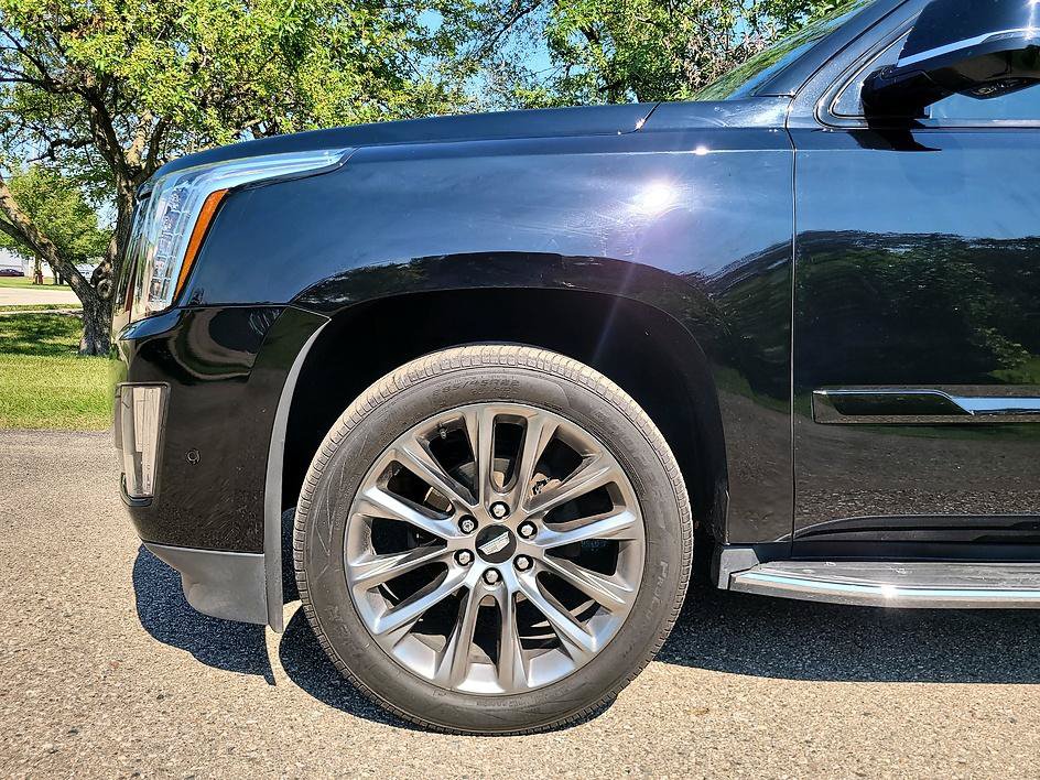 Used 2020 Cadillac Escalade Luxury w/ Escalade Sport Edition AWD/4WD image 16
