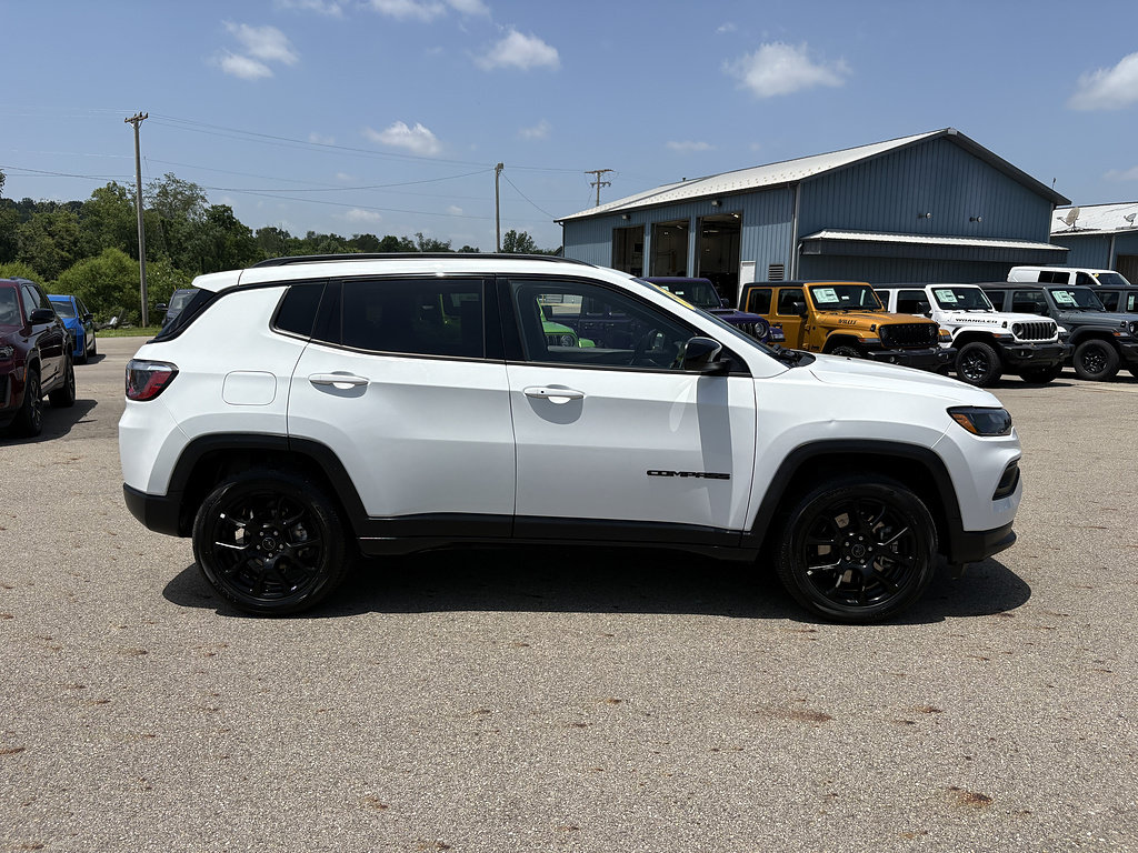 Used 2025 Jeep Compass Latitude w/ Convenience Group AWD/4WD image 6