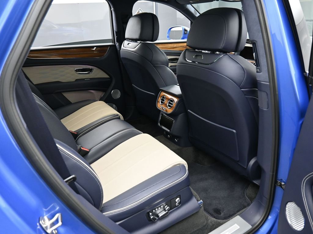 Used 2025 Bentley Bentayga AWD/4WD image 31