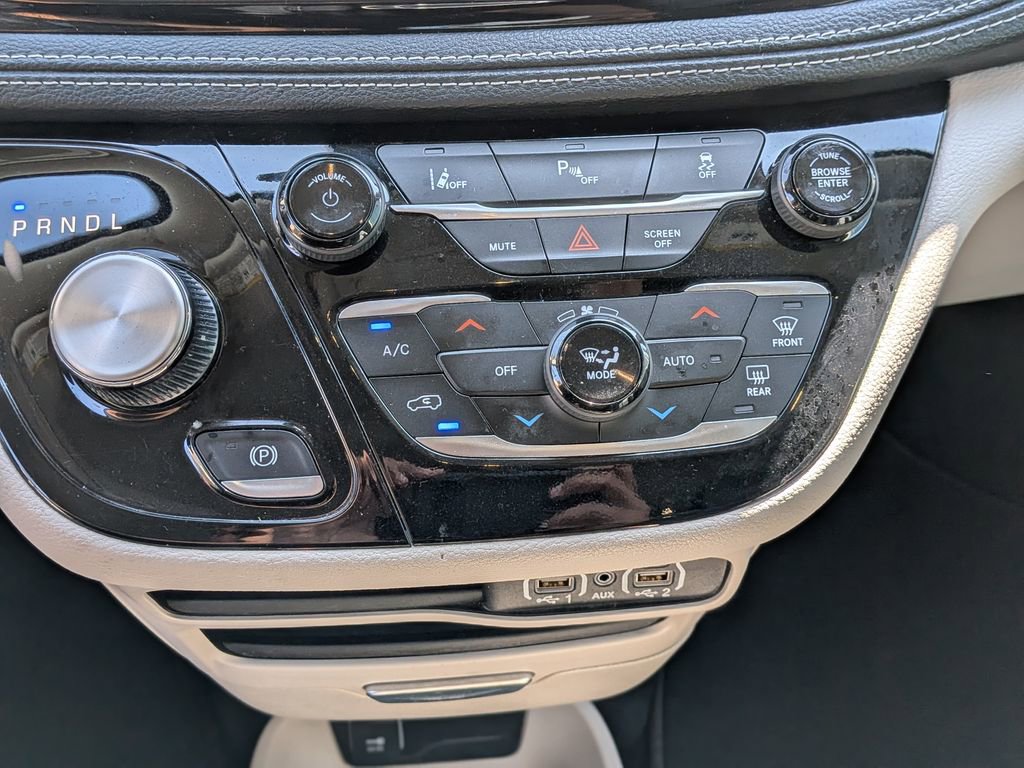 Used 2024 Chrysler Pacifica Select image 16