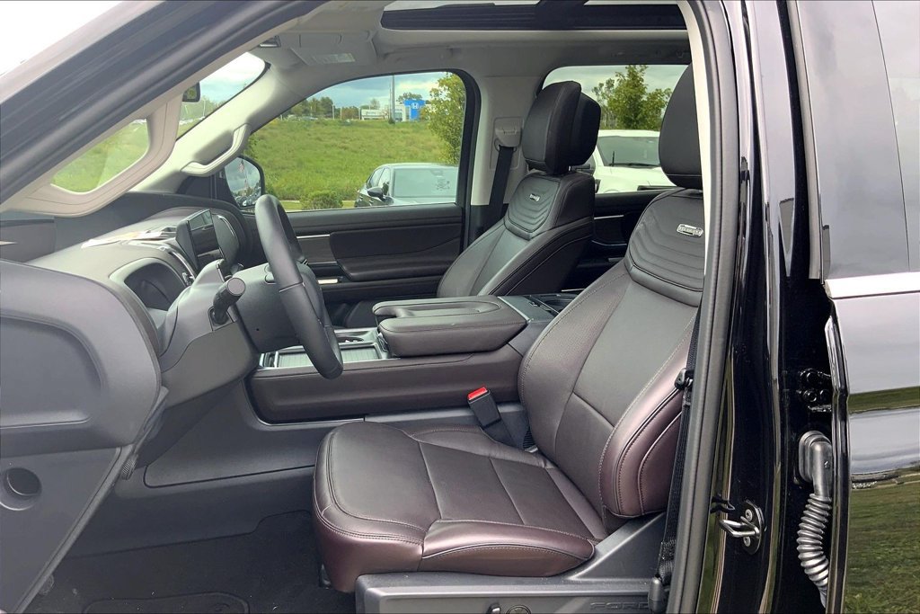 Used 2026 Ford Expedition Max Platinum w/ Platinum Ultimate Package AWD/4WD image 9