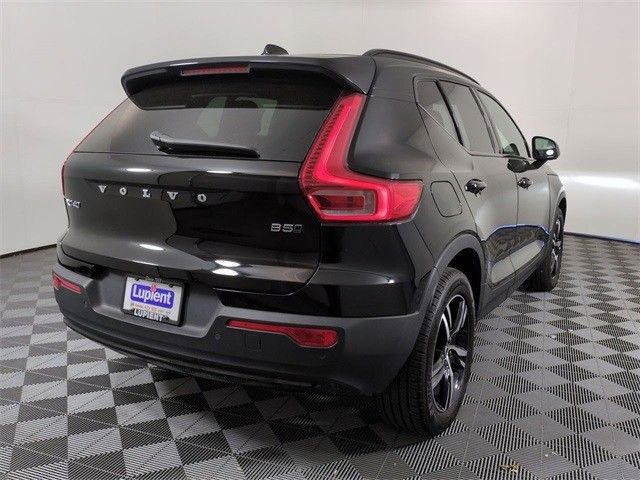 Used 2023 Volvo XC40 B5 Plus image 4