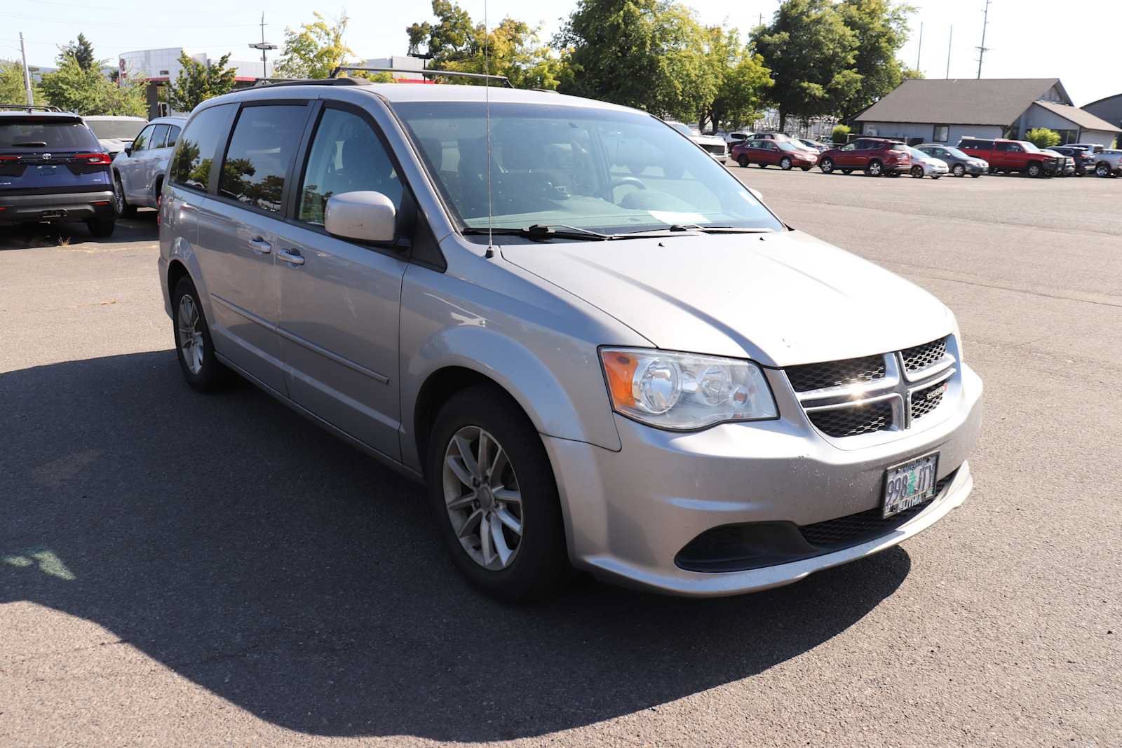 Used 2016 Dodge Grand Caravan SXT FWD image 3