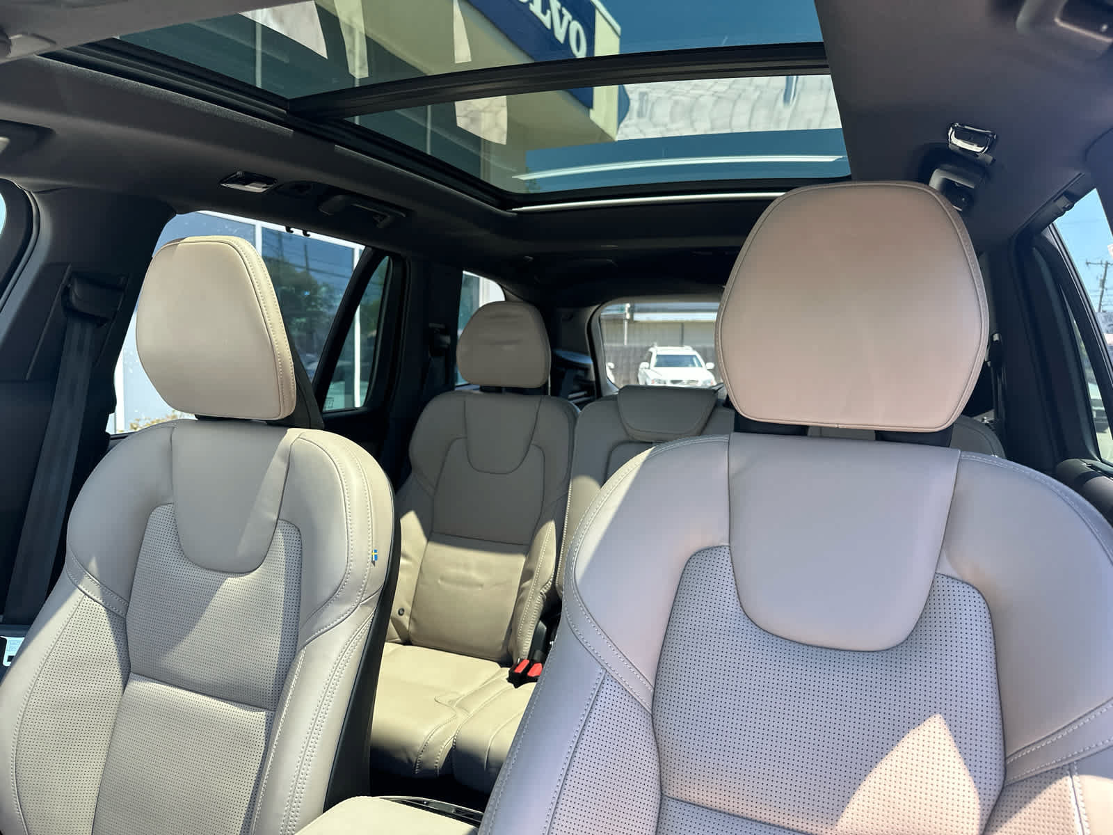 Used 2025 Volvo XC90 B6 Ultra w/ Protection Package AWD/4WD image 6