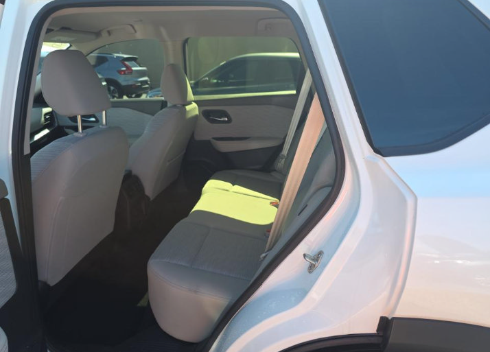 Used 2023 Nissan Rogue SV FWD image 8