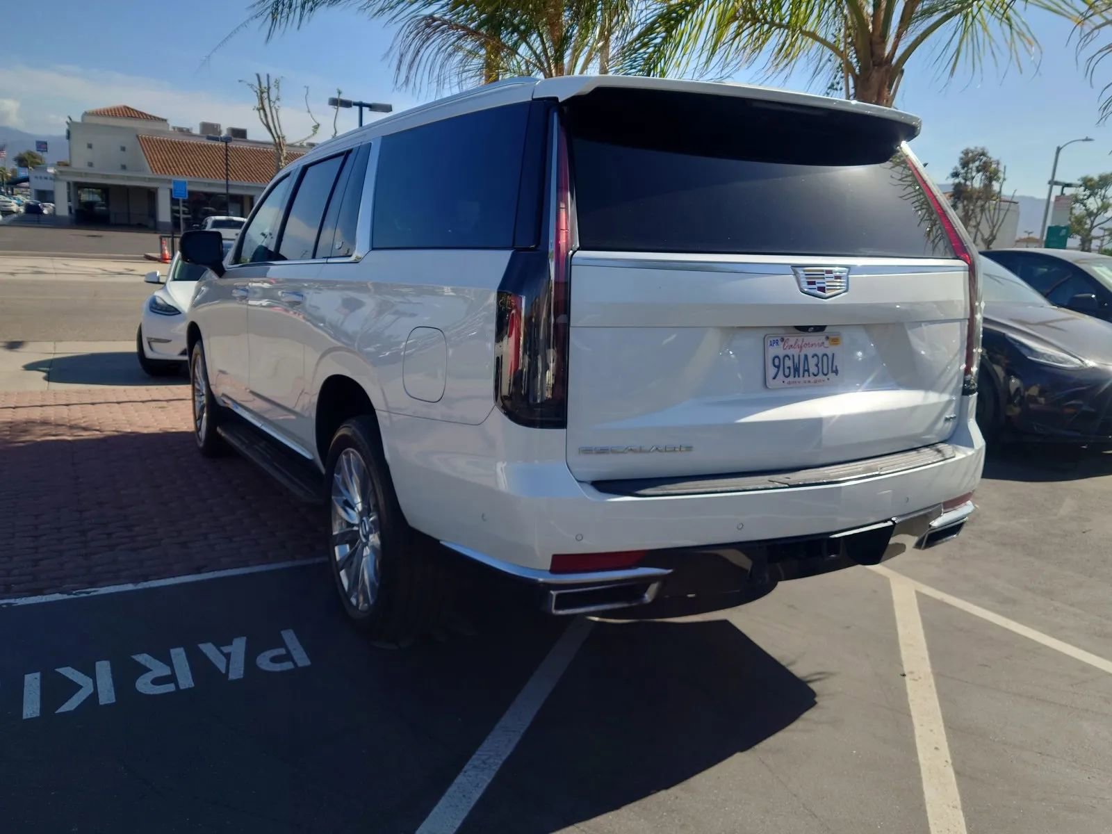 Used 2021 Cadillac Escalade ESV Premium Luxury AWD/4WD image 6