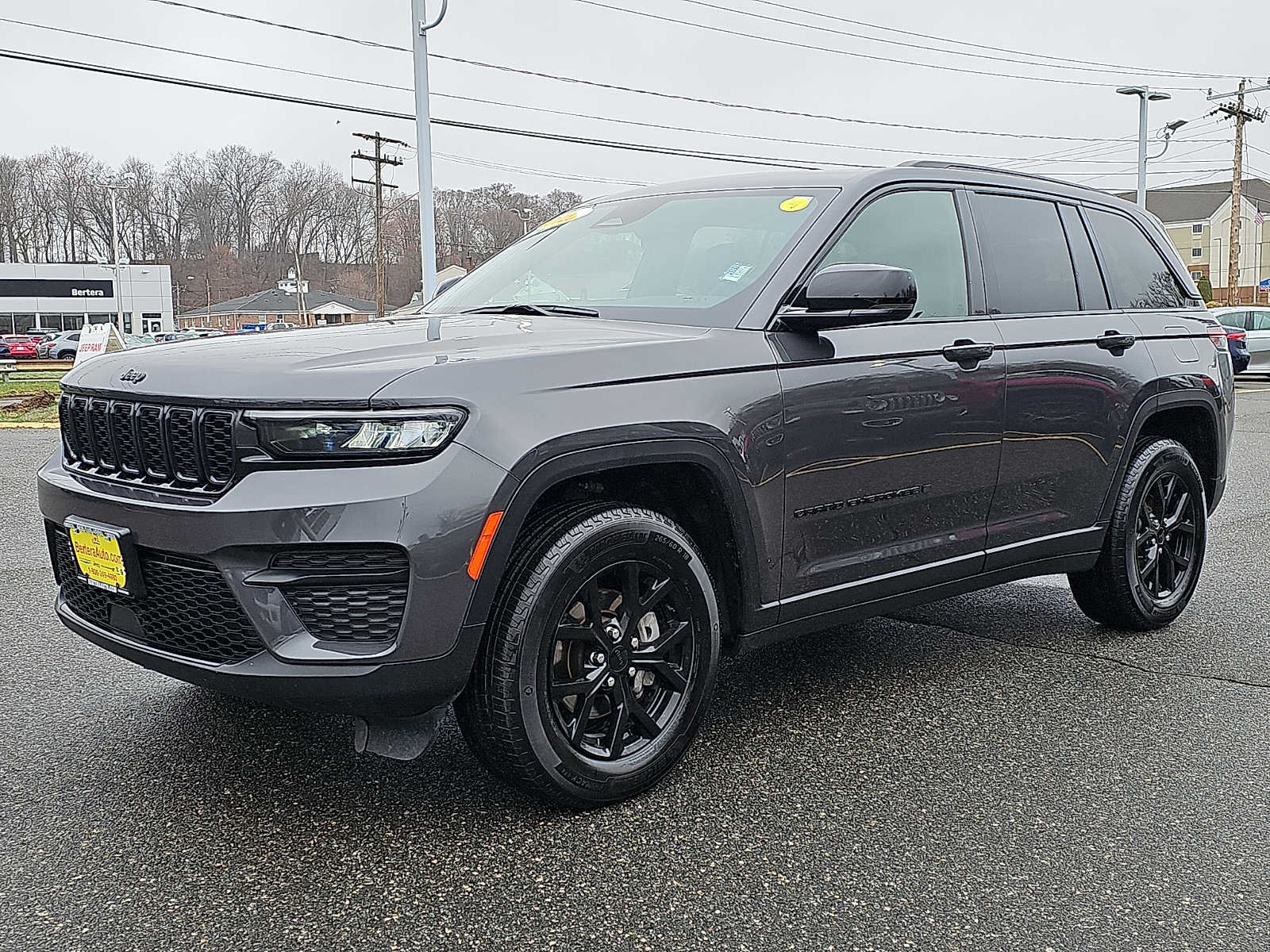Used 2025 Jeep Grand Cherokee Altitude AWD/4WD image 3