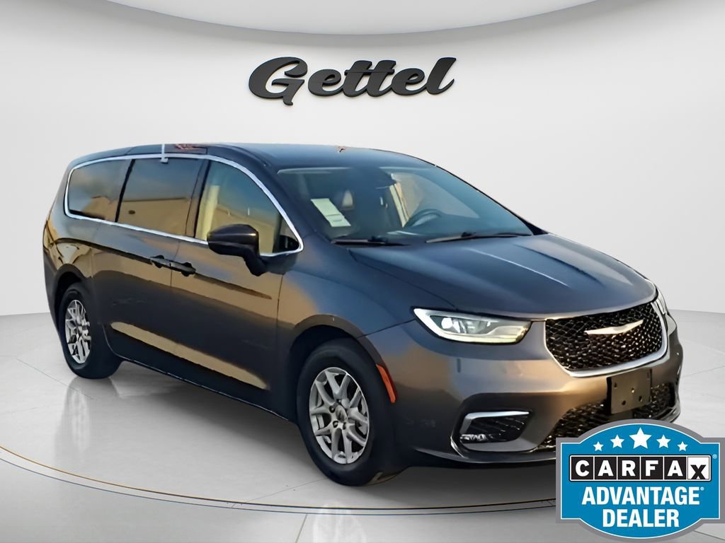 Used 2023 Chrysler Pacifica Touring-L image 2