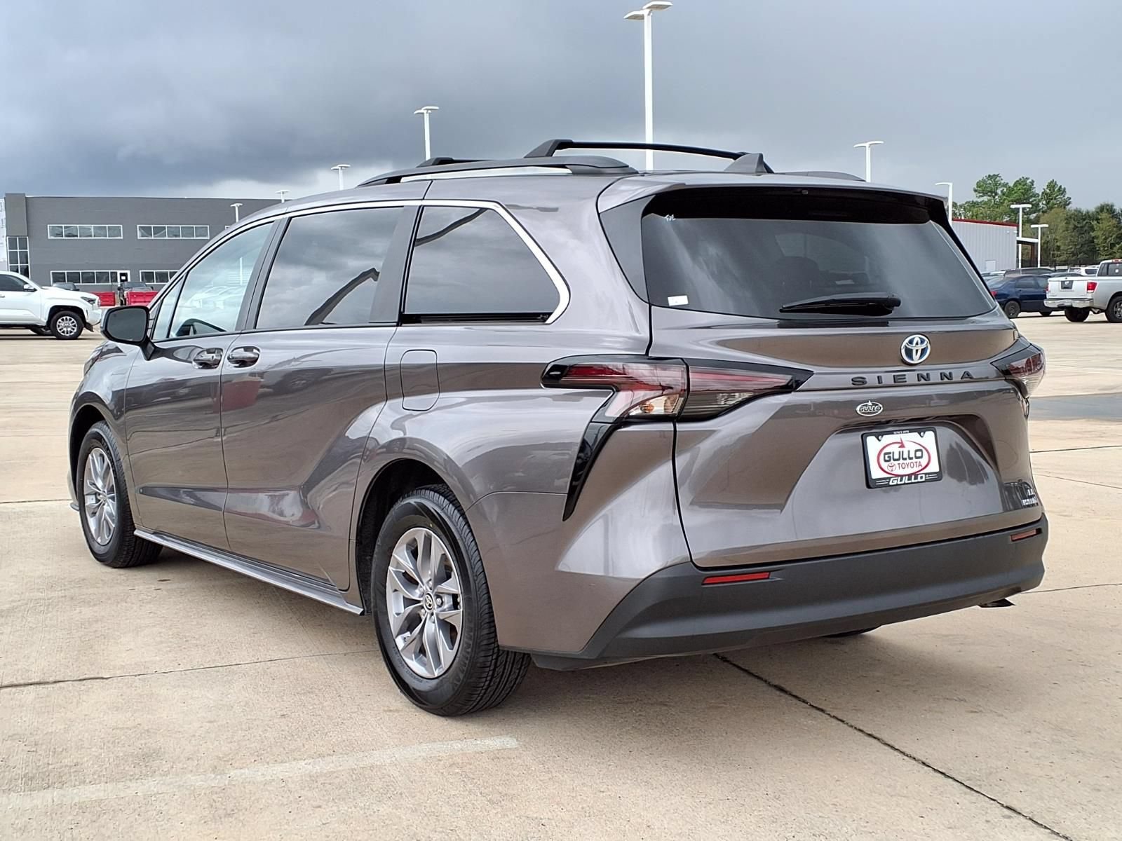 Certified 2023 Toyota Sienna LE FWD image 2