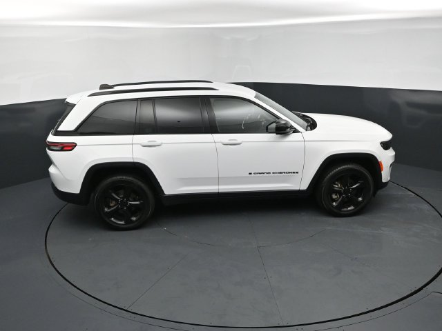 Used 2023 Jeep Grand Cherokee Limited w/ Luxury Tech Group II AWD/4WD image 18