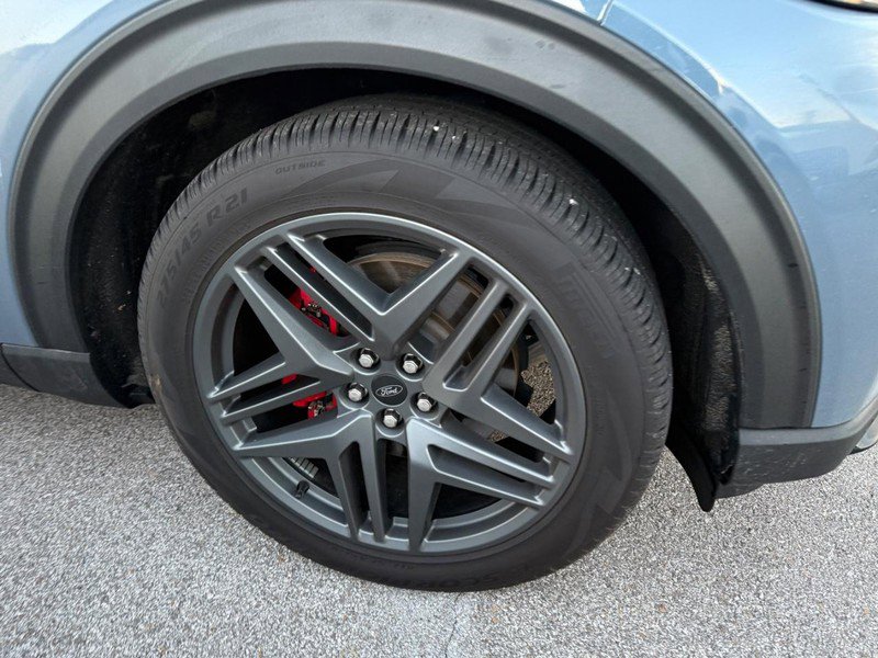 Used 2025 Ford Explorer ST image 3