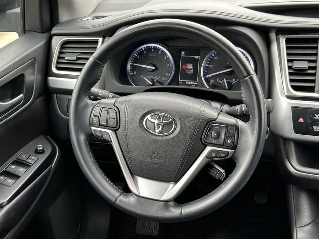 Used 2018 Toyota Highlander SE FWD image 26