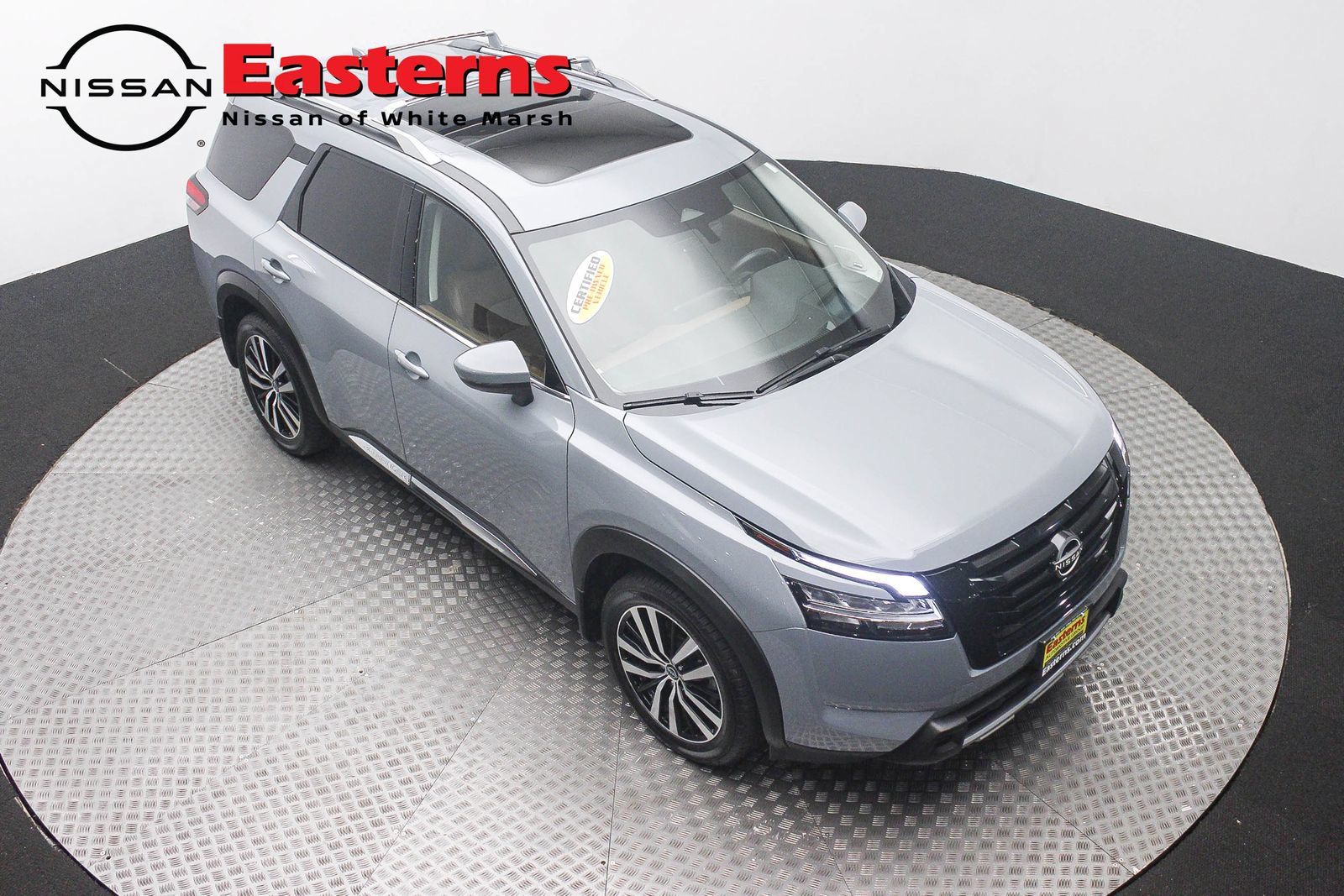 Used 2024 Nissan Pathfinder Platinum w/ Black Appearance Package AWD/4WD image 3