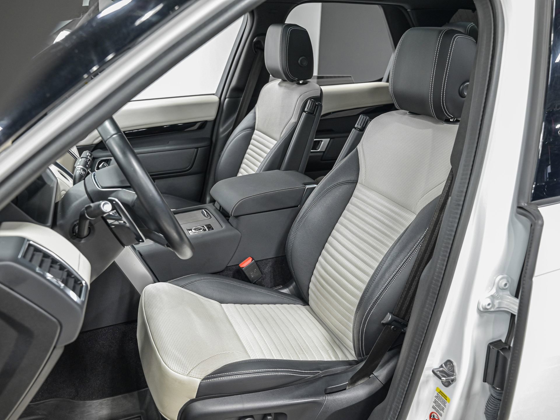 Used 2023 Land Rover Discovery S R-Dynamic image 16