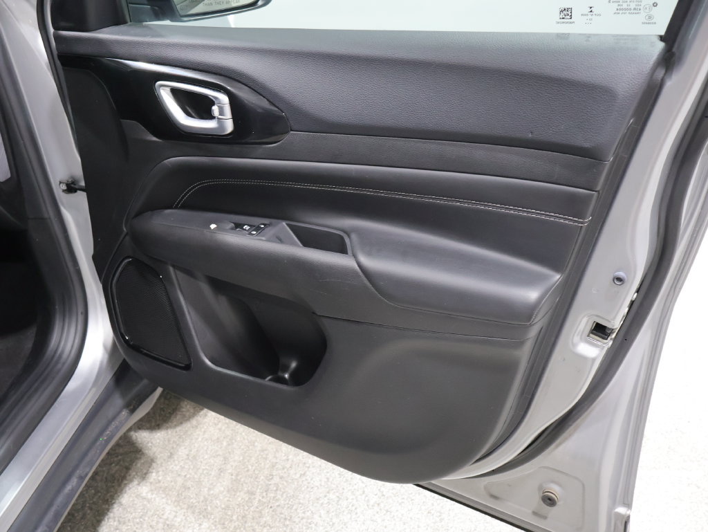 Used 2023 Jeep Compass Latitude AWD/4WD image 24