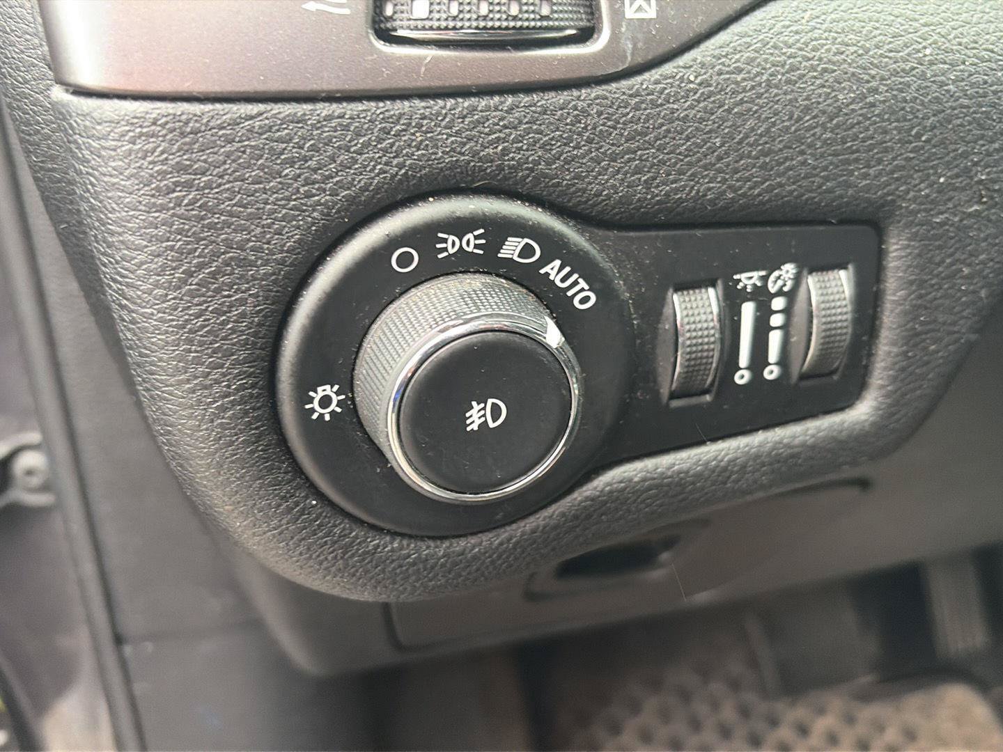 Used 2019 Jeep Cherokee Latitude Plus w/ Cold Weather Group AWD/4WD image 9