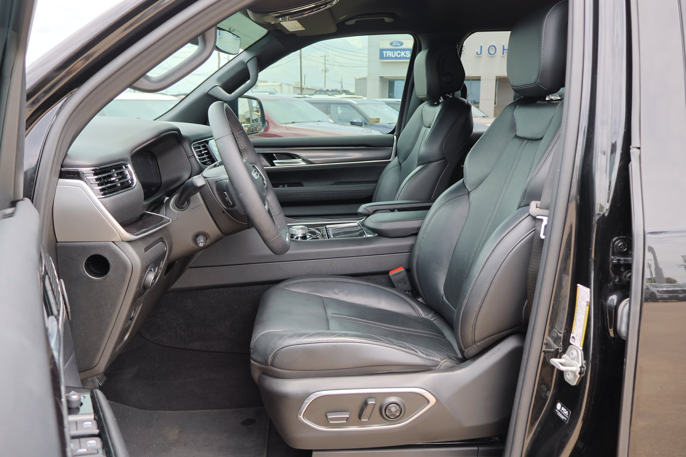 Used 2023 Jeep Wagoneer 4WD image 13