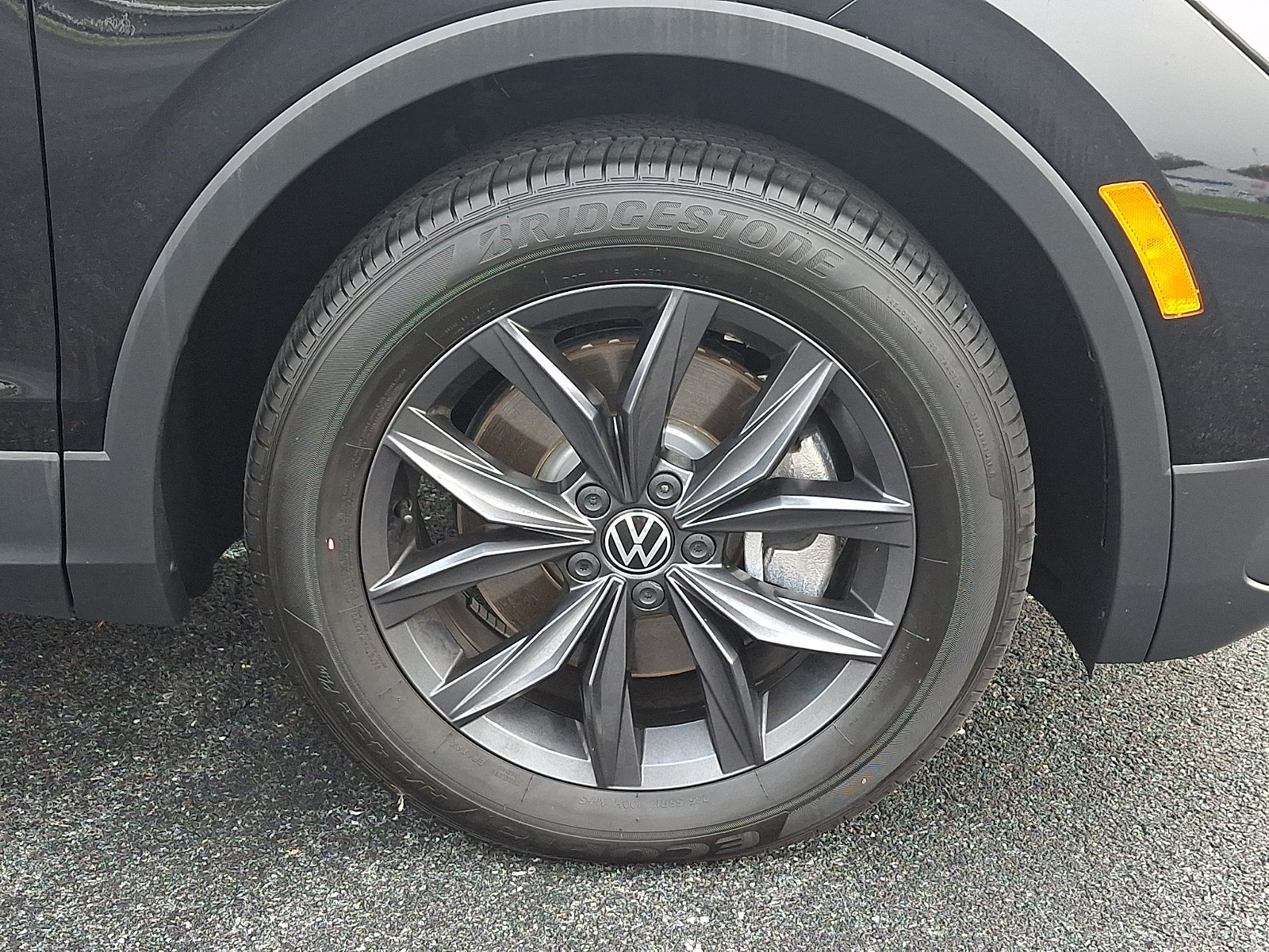 Used 2023 Volkswagen Tiguan SE w/ Panoramic Sunroof Package FWD image 9