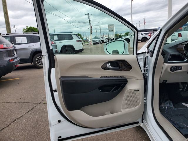 Used 2022 Chrysler Pacifica Limited FWD image 9