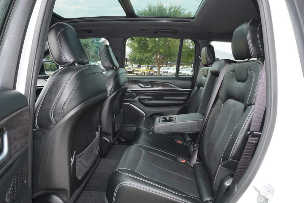 Used 2023 Jeep Grand Cherokee Overland RWD image 29