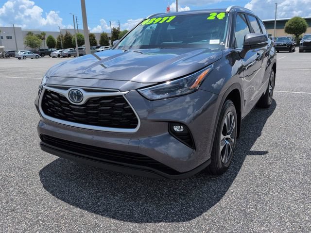 Certified 2024 Toyota Highlander XLE FWD image 8