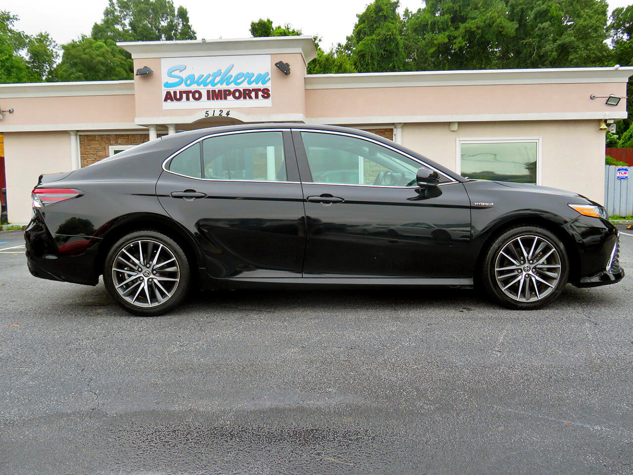 Used 2021 Toyota Camry XLE image 6