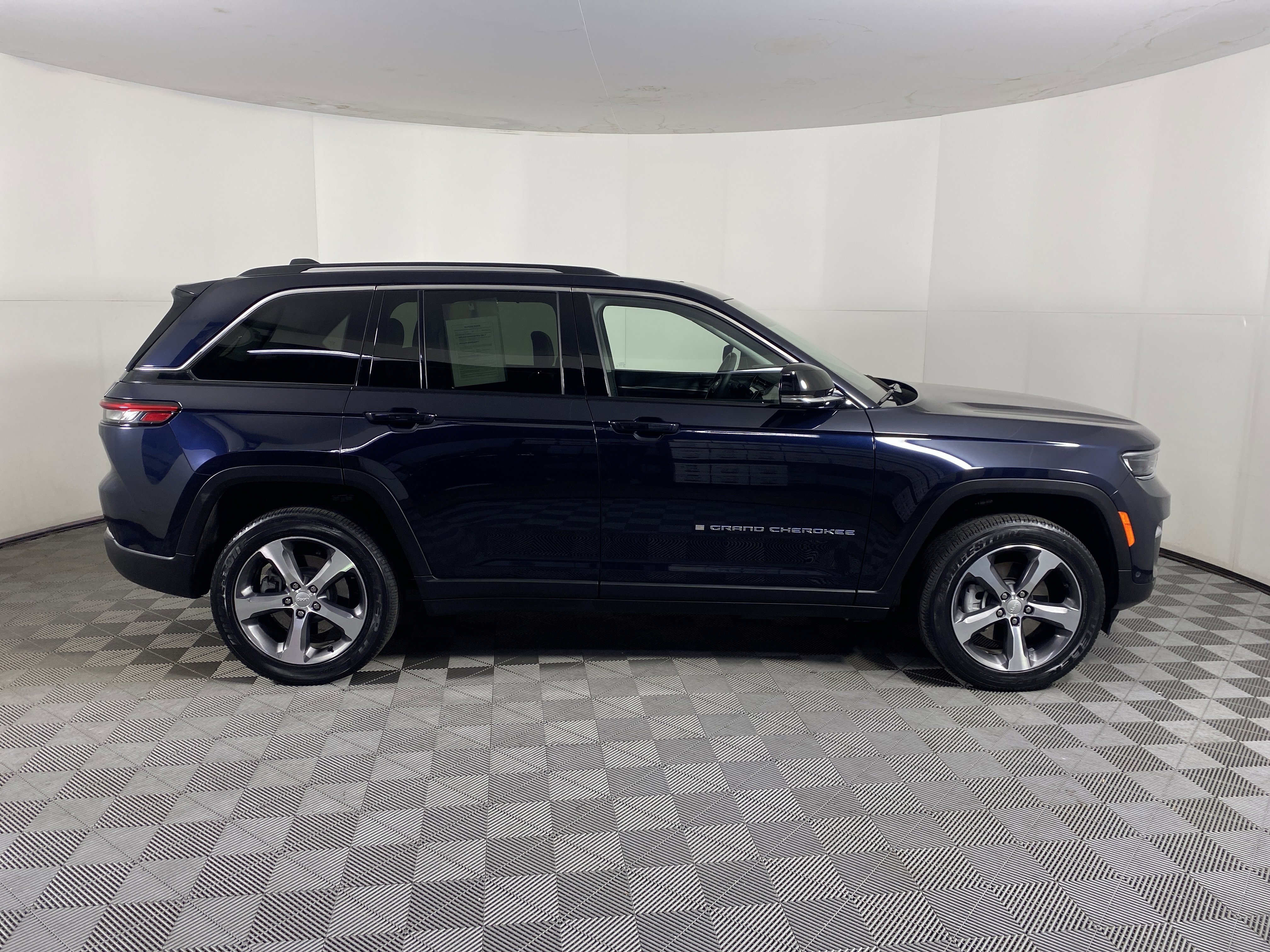 Used 2022 Jeep Grand Cherokee Limited 4xe w/ Luxury Tech Group II image 8