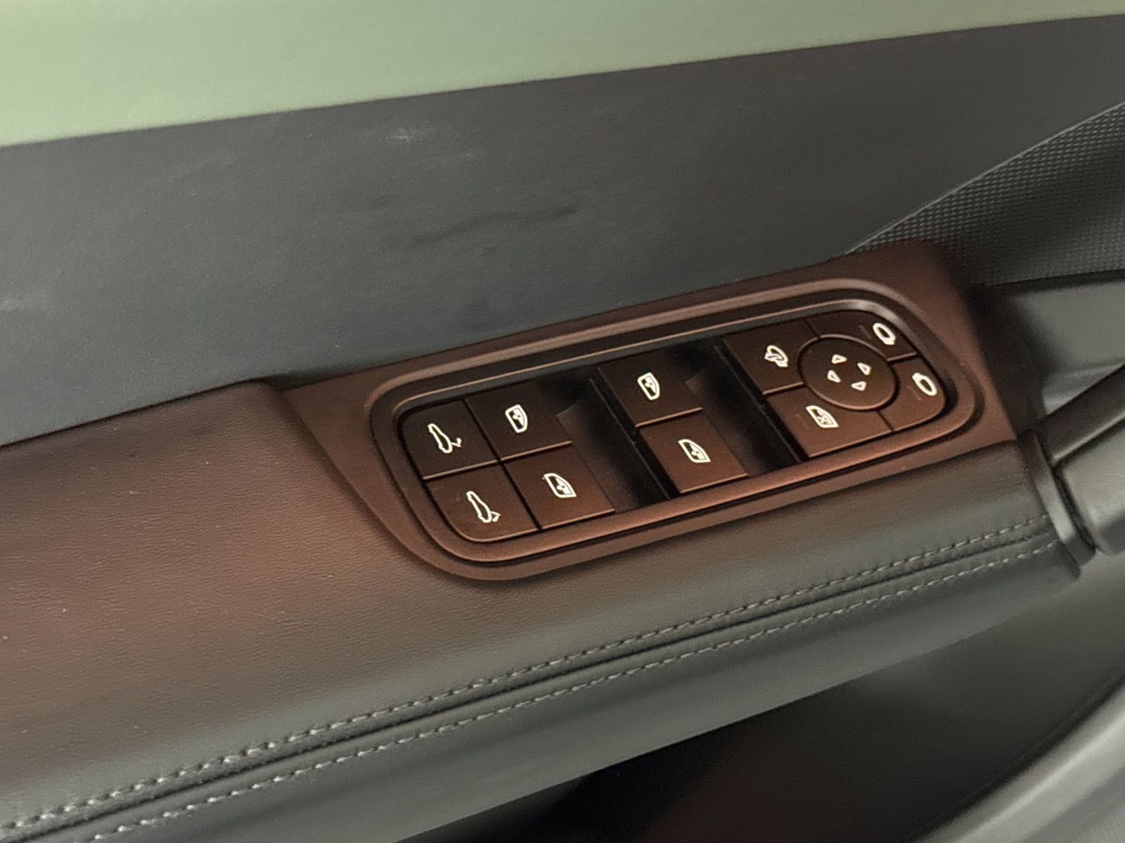 Certified 2025 Porsche Cayenne Coupe image 13