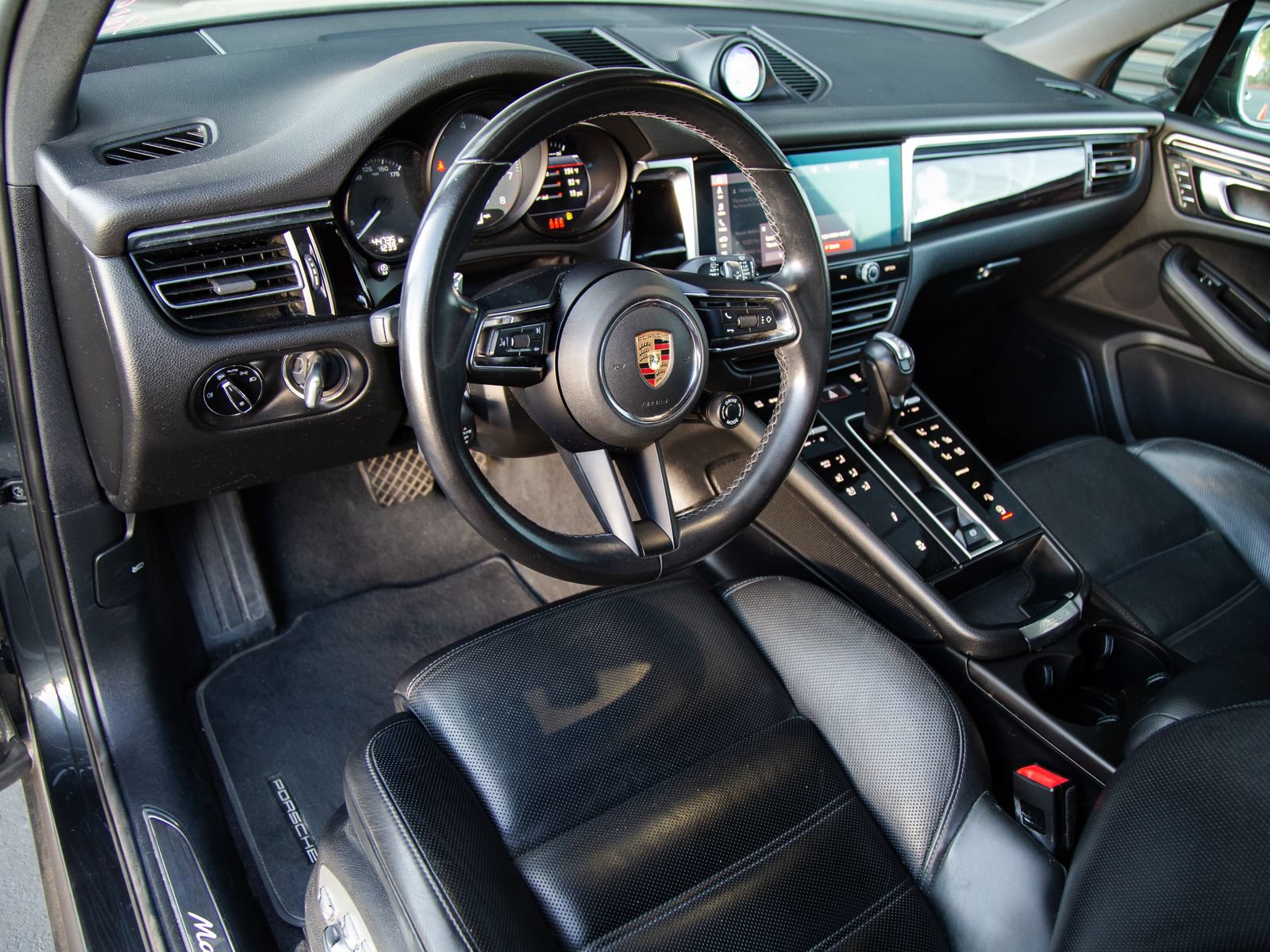 Certified 2024 Porsche Macan S AWD/4WD image 4