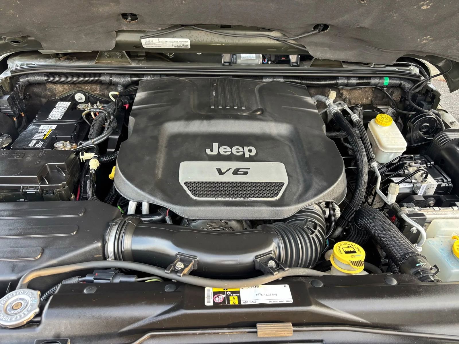 Used 2015 Jeep Wrangler Unlimited Rubicon w/ Connectivity Group image 25