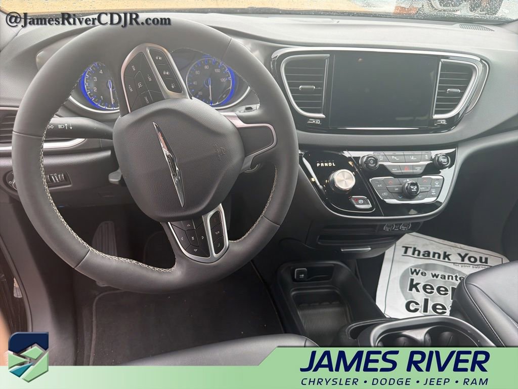 Used 2025 Chrysler Pacifica Select FWD image 10