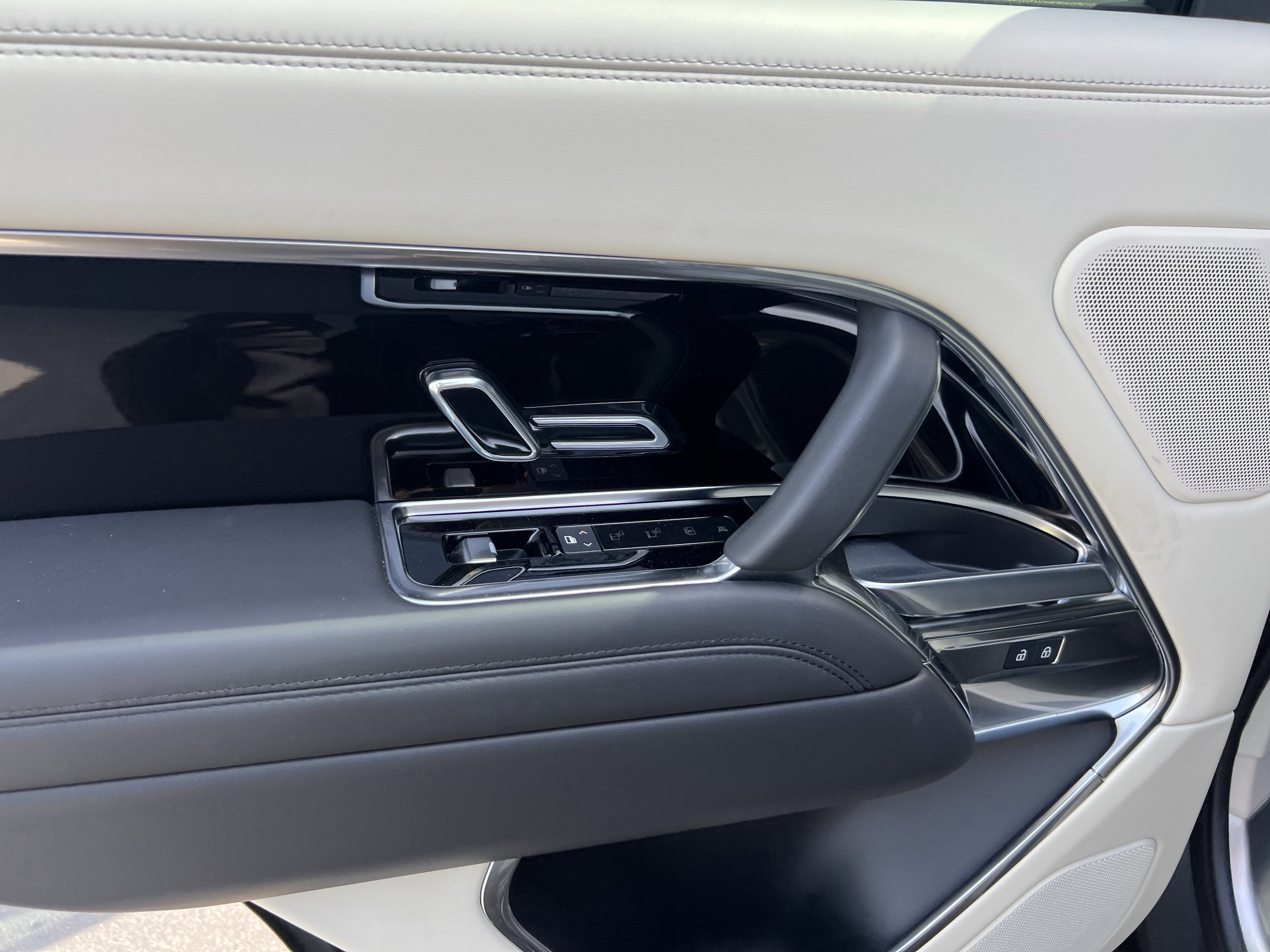 Certified 2024 Land Rover Range Rover SE image 29