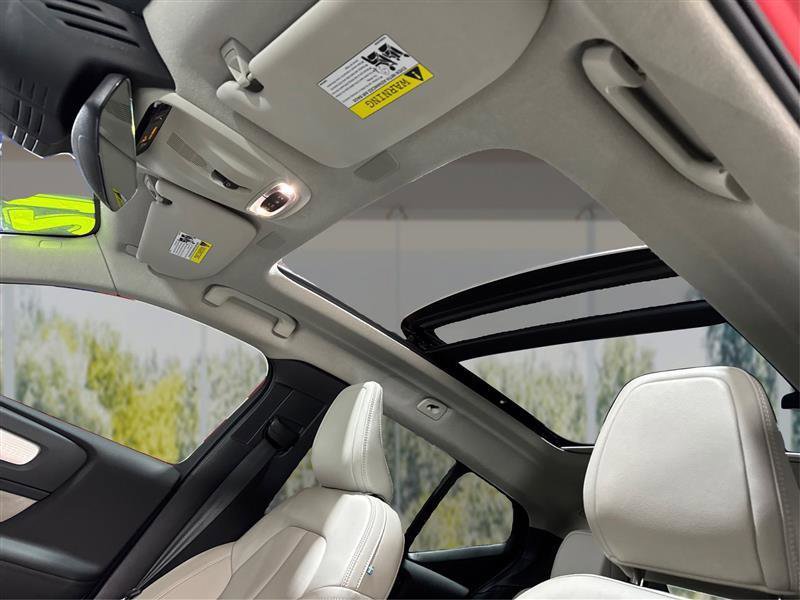 Used 2021 Volvo XC40 T5 Momentum image 19