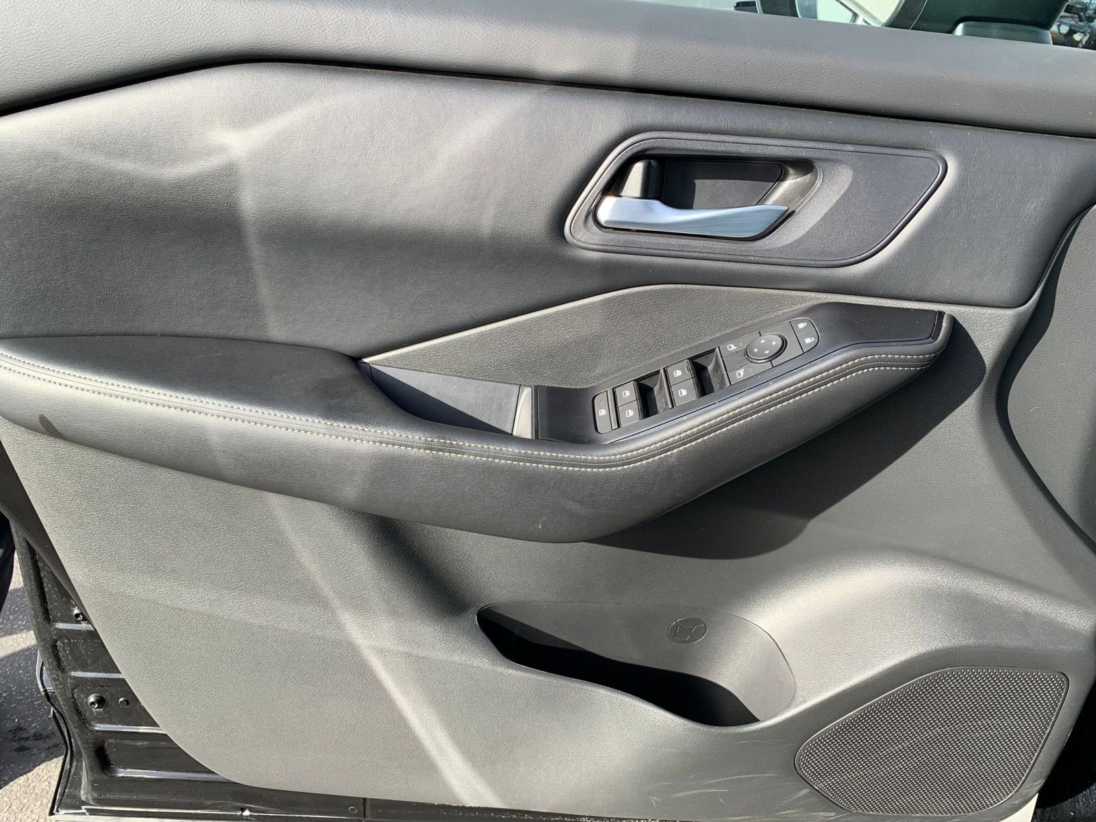 Used 2025 Nissan Rogue SV image 18