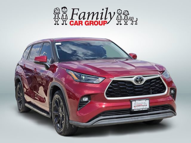 Used 2022 Toyota Highlander LE FWD image 2