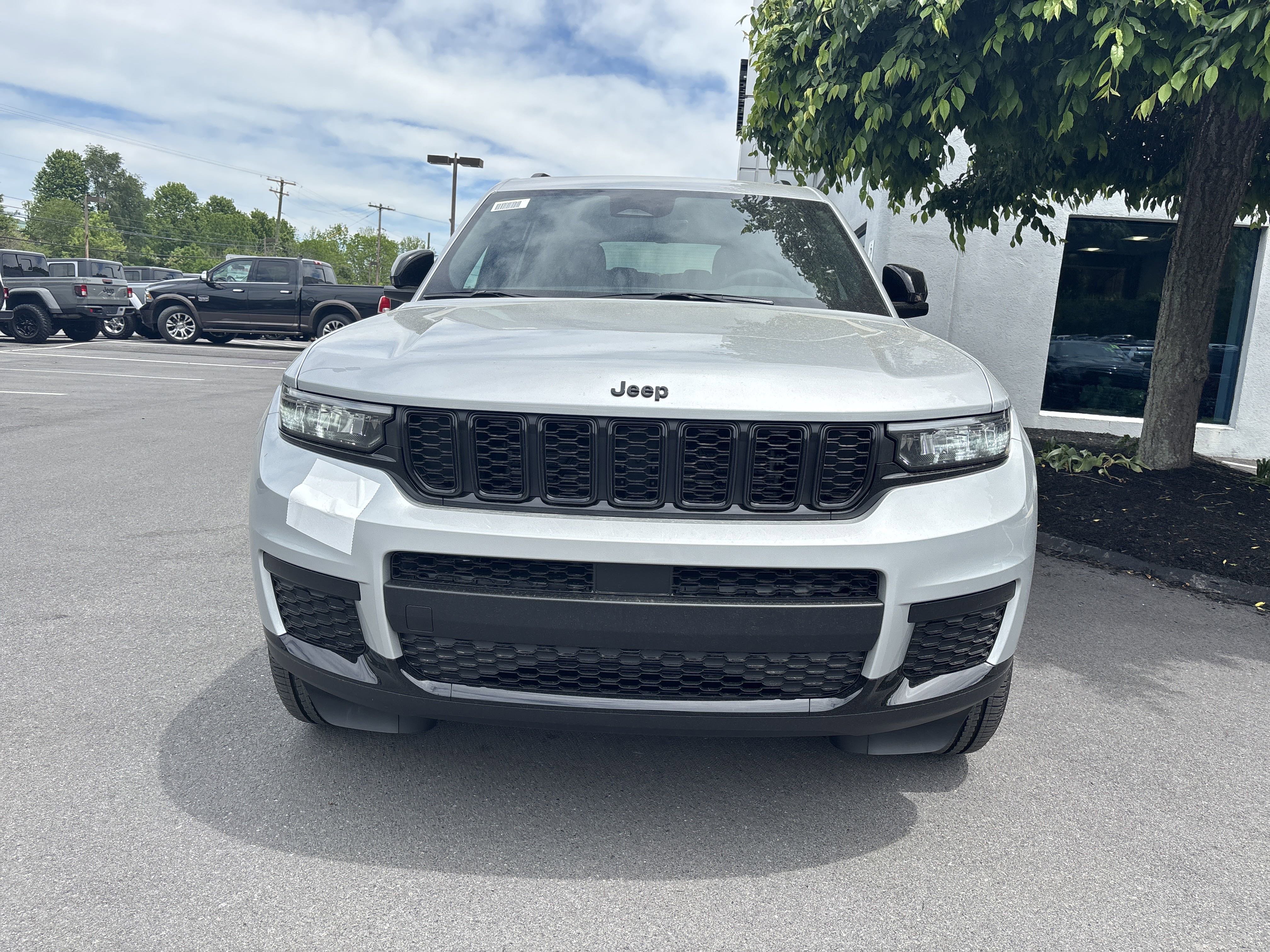 New 2025 Jeep Grand Cherokee L Altitude image 9
