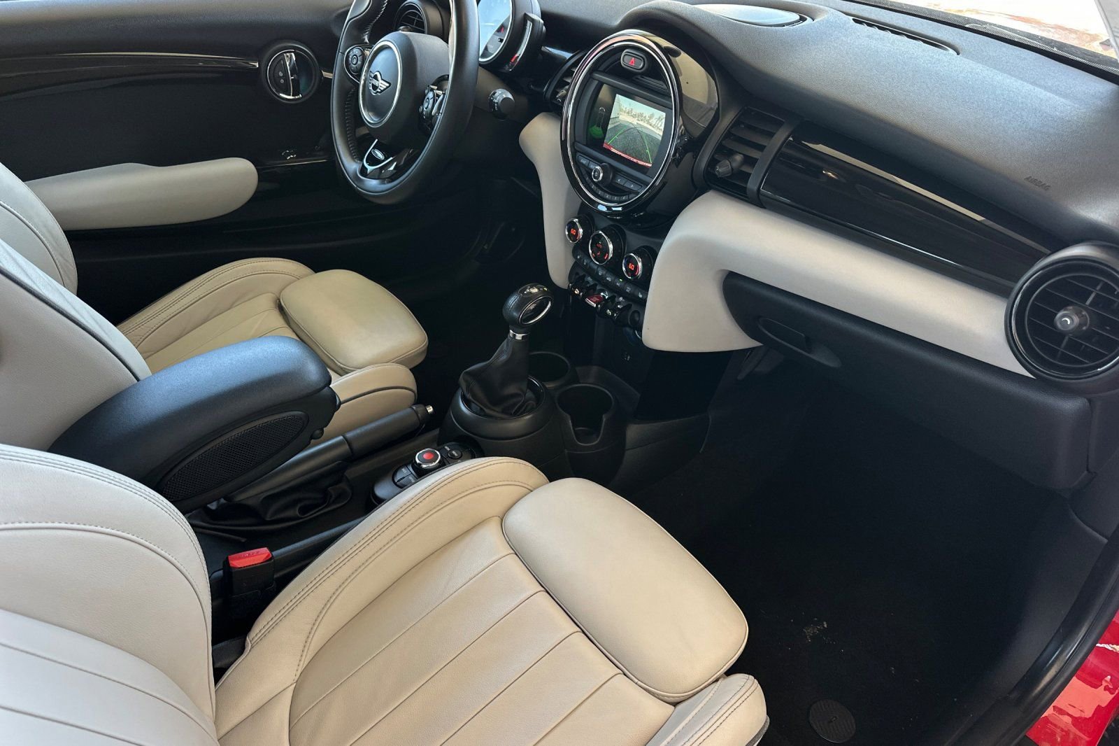 Used 2019 MINI Cooper 2-Door Hardtop w/ Signature Upholstery Package image 14