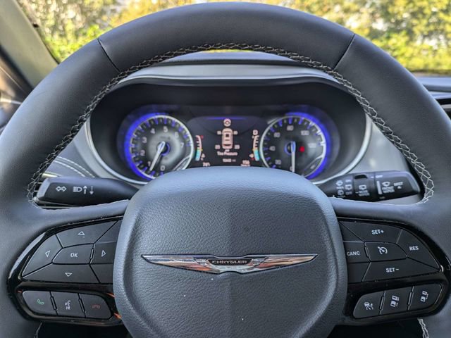 Used 2025 Chrysler Pacifica Limited image 33