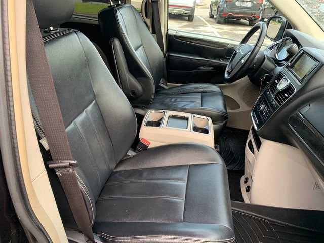 Used 2015 Chrysler Town & Country Touring FWD image 10